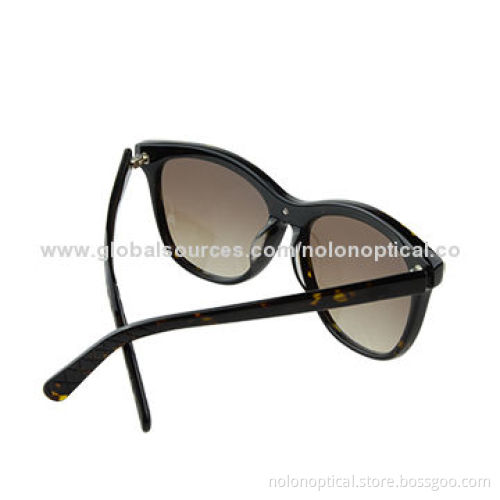 Fashion Sunglasses with gold chain accessory decoration in frame